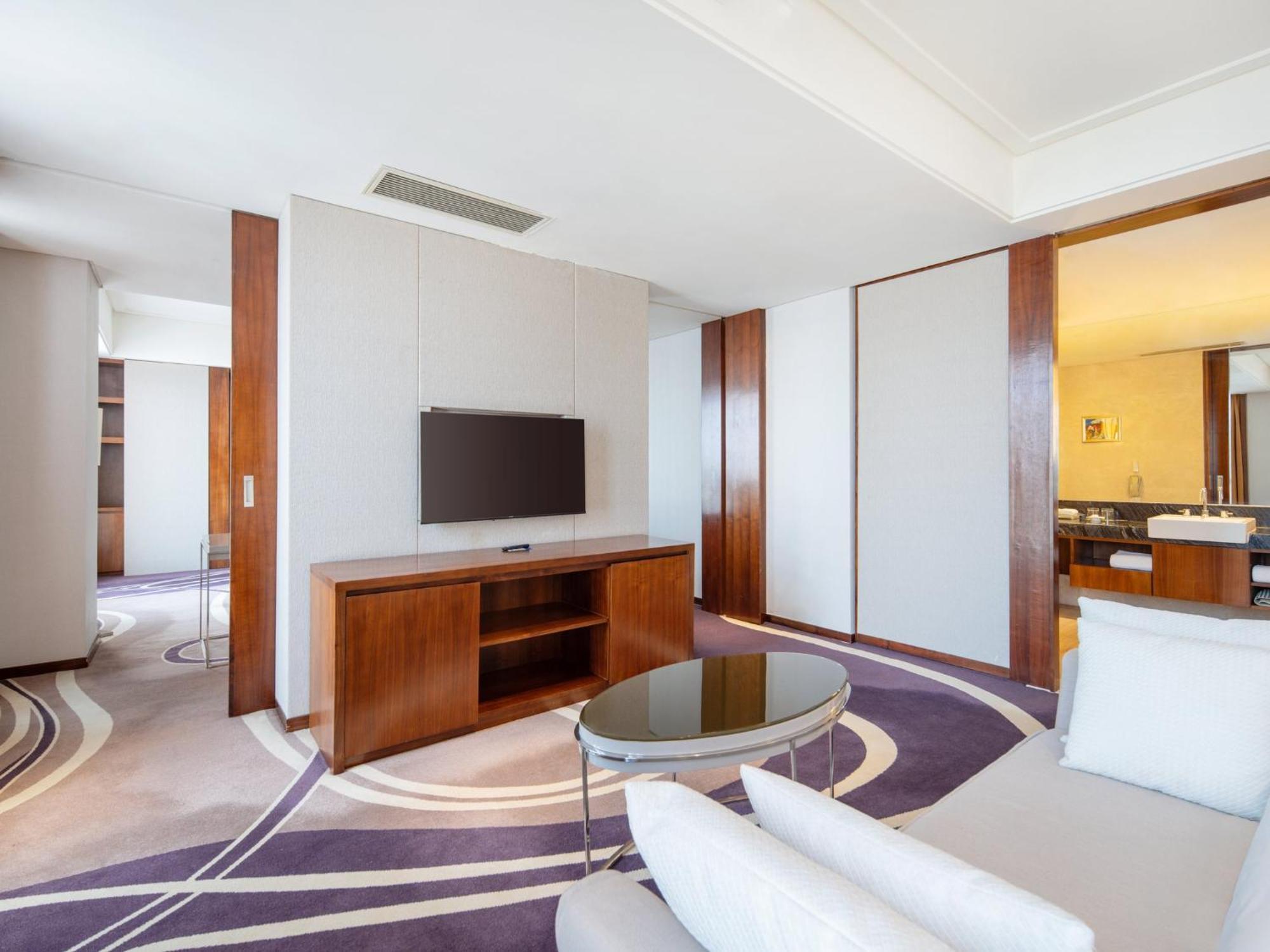 Hotel Center By Ihg - 4th Square Qingdao